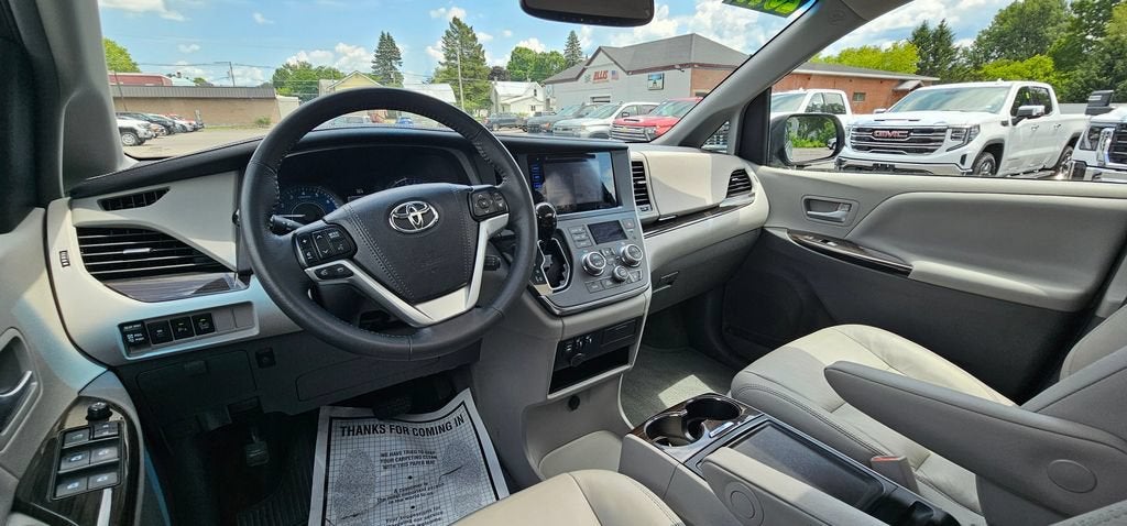2017 Toyota Sienna XLE 8 Passenger