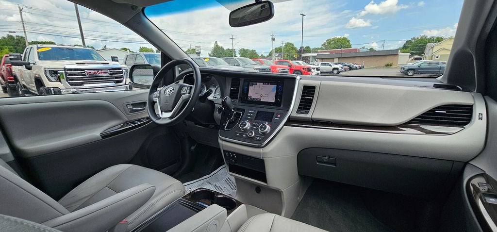 2017 Toyota Sienna XLE 8 Passenger